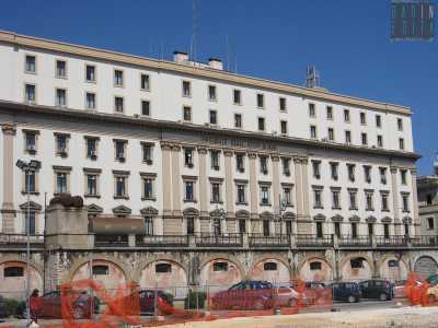 Un alloggio totalmente diverso e pi� esclusivo era invece destinato ai dirigenti delle ferrovie i quali risiedevano in un edificio in Corso Italia destinato attualmente all�Universit� di Bari